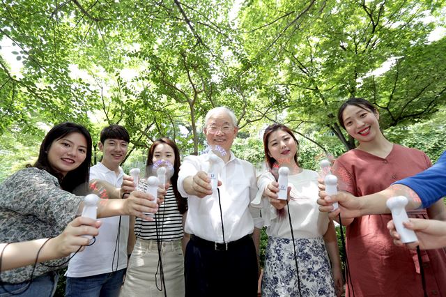 인제대는 ‘취업이 강한 대학’의 전통을 잇기 위해 ‘학생생애주기 취업로드맵’을 구축, 사회수요 맞춤형 융ㆍ복합적 현장실무 전문인력 양성에 박차를 가하고 있다. 차인준(가운데) 총장이 학생들과 캠퍼스에서 대화를 나누다 휴대용 선풍기를 들어 보이고 있다. 인제대 제공