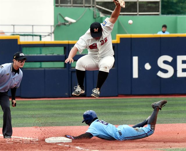 [저작권 한국일보].송탄제일고 김지찬(아래)이 17일 서울 목동구장에서 열린 제45회 봉황대기 전국고교야구대회 물금고와 경기에서 3회말 3루 도루에 성공하고 있다. 송탄제일고는 이날 뛰는 야구를 앞세워 물금고를 꺾고 32강에 합류했다. 배우한기자