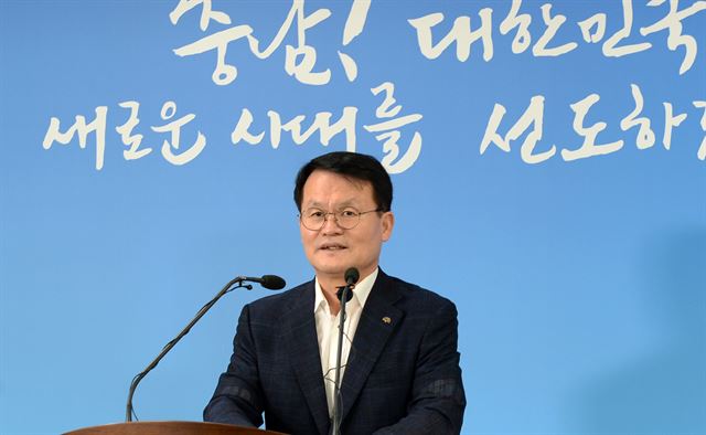 충남도 박병희 농정국장이 18일 오전 도내 산란계 농장 전수조사 결과를 발표하고 있다.