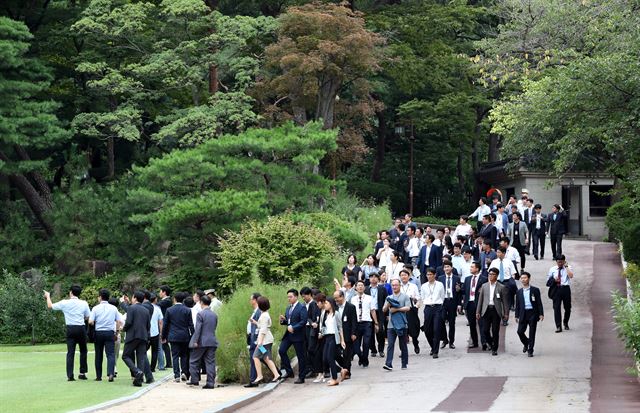 청와대는 17일 문재인 대통령 취임 100일을 맞아 이날 오후 출입기자단 청와대 경내 개방행사를 진행했다. 사진은 녹지원을 돌아보는 출입기자단.2017.8.17 청와대제공