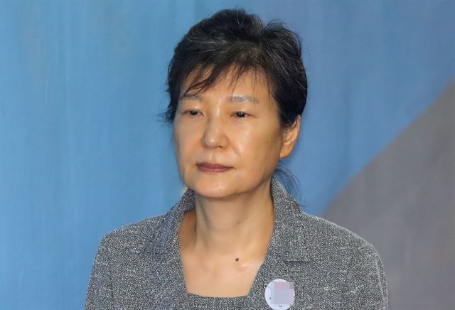 박근혜 전 대통령이 18일 오전 서울 서초동 서울중앙지법에서 열리는 공판에 출석하기 위해 호송차에서 내려 법정으로 향하고 있다. 연합뉴스