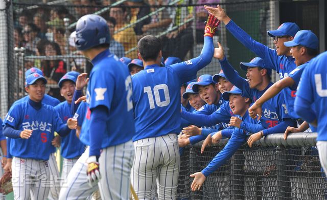 [저작권 한국일보] 군산상고 대 영문고 경기. 4회초 군산상고 공격 투아웃 주자 1루 상황에서 투런 홈런을 친 이영진 선수가 동료들의 축하를 받고 있다. / 류효진기자 /2017-08-18(한국일보)