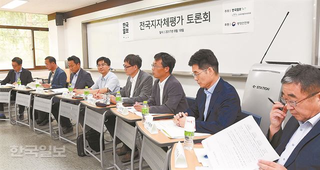 한국일보 주최 전국지자체평가 토론회가 18일 경기 수원시 아주대학교 율곡관에서 열리고 있다. 배우한기자