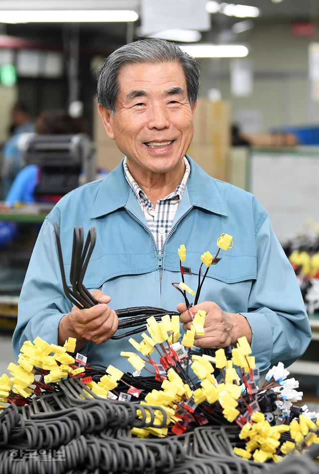 강국창 동국성신 대표가 인천 남동구 본사 공장에서 이 회사가 제조한 냉장고 성애방지 히터 부품을 직접 설명하고 있다. 동국성신은 냉장고에 들어가는 각종 부품은 물론 ▦세탁기의 공기방울 펌프 ▦전기밥솥 온도조절기 ▦정수기 급수튜브 ▦비데 보온시트 등 수 많은 전자기기 부품을 국내 최초로 국산화 했다. 신상순 선임기자