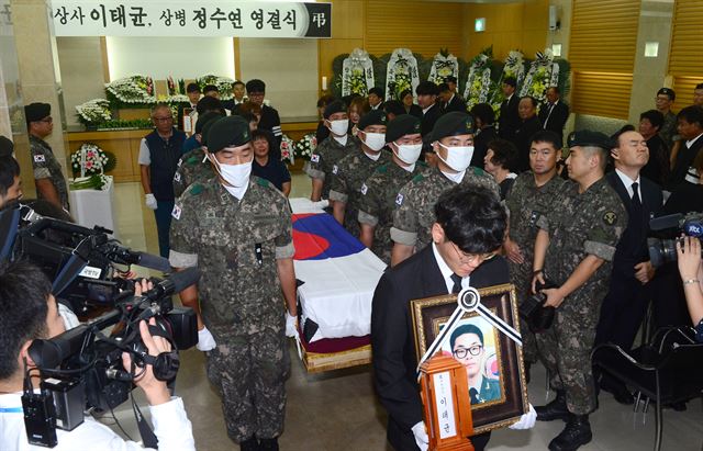 21일 오전 경기도 성남시 국군수도병원 장례식장에서 포사격 훈련중 사고로 순직한 이태균 상사와 정수연 상병의 열결식이 거행된 가운데 운구행렬이 장례식장을 나서고 있다.신상순기자 ssshin@hankookilbo.com