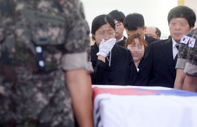 K-9 포사격 훈련 간 불의의 사고로 순직한 故이태균 상사(26)와 故정수연 상병(22)의 합동 영결식이 엄수된 21일 오전 성남시 국군수도병원에서 영결식을 마치고 유가족들이 운구 행렬을 따라 가고 있다. 故이태균 상사와 故정수연 상병은 지난 18일 포사격 훈련을 실시하던 중 순직하여 육군은 이들을 기리기 위해 순직 처리하고 각 1계급 진급을 추서했다.신상순기자 ssshin@hankookilbo.com