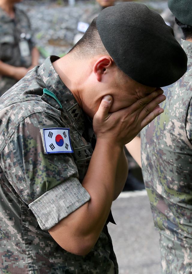 21일 오전 경기도 성남시 분당구 국군수도병원 장례식장에서 K-9 자주포 사격훈련중 순직한 故 이태균 상사와 故 정수연 상병의 합동 영결식 동안 한 장병이 울음을 터뜨리고 있다.지난 18일 오후 3시 19분께 강원도 철원군 갈말읍 일대 사격장에서 육군 모 부대의 10여문의 K-9 자주포 사격훈련중 5번째 자주포 화포 내부에서 화재가 발생해 2명의 사망자와 5명의 부상자가 발생했다.신상순기자 ssshin@hankookilbo.com