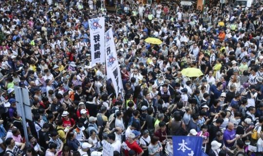 우산혁명 지도부에 대한 징역형 선고에 항의하는 홍콩시민들. SCMP