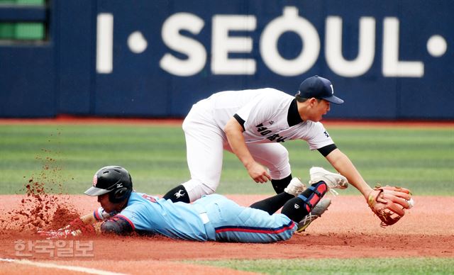 21일 서울 목동구장에서 열린 제45회 봉황대기 전국고교야구대회 경남고-화순고의 경기에서 1회초 화순고 선현빈이 우중월 3루타를 치고 세이프되고 있다. 홍인기기자