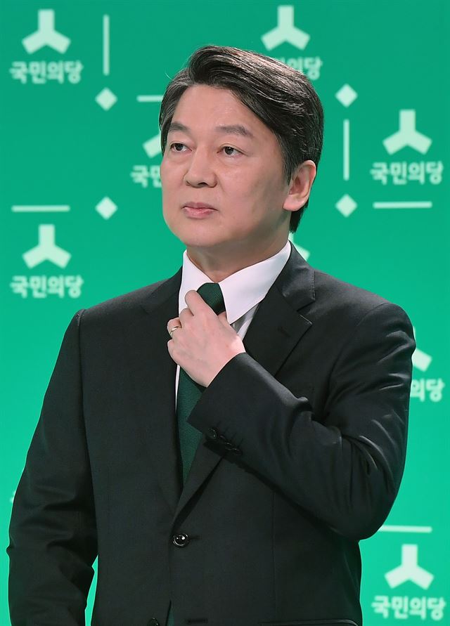 안철수 국민의당 당대표 후보가 21일 서울 마포구 상암MBC방송센터에서 열린 지상파 3사 공동 TV토론회에서 넥타이를 만지고 있다. 연합뉴스