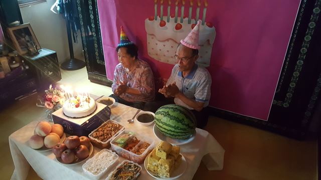 17일 경기 가평군 자택에서 생일을 맞은 지기용(오른쪽)씨가 부인과 함께 가평군노인복지관 실버봉사단이 마련한 생일상 앞에서 박수를 치고 있다. 신은별 기자