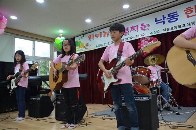 상주 낙동초등학교 밴드동아리 학생들이 밴드 연주를 하고 있다. 경북교육청 제공