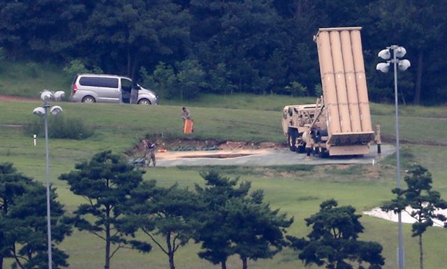 22일 오후 경북 성주 사드기지에서 미군이 작업하고 있다. 이날 을지프리덤가디언 연습에 맞춰 방한한 해리 해리스 태평양사령관, 존 하이튼 전략사령관, 새뮤얼 그리브스 미사일방어청장 등 미군 핵심사령관들이 22일 오후 경북 성주군 초전면 사드(고고도미사일방어체계•THAAD)가 임시 배치된 성주골프장 부지에 헬기를 이용해 방문했다. 성주=연합뉴스