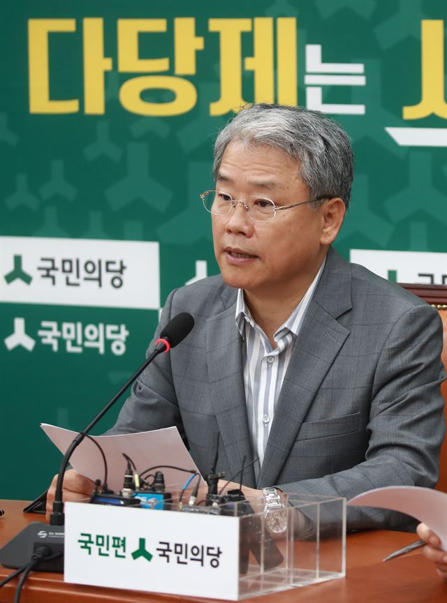 김동철 국민의당 원내대표가 23일 국회 원내대표실에서 취임 100일 기자간담회를 열고 질문에 답변하고 있다. 연합뉴스