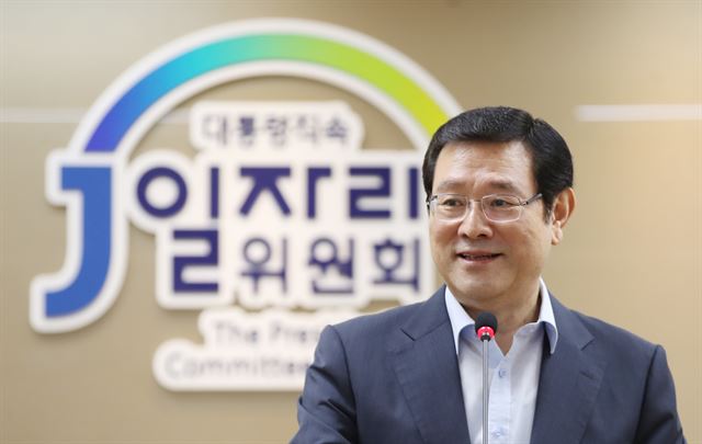 23일 오전 서울 종로구 일자리위원회에서 일자리위원회 출범 100일을 맞아 열린 '일자리정부 100일 성과와 향후 추진방향' 발표 간담회에서 이용섭 일자리위원회 부위원장이 인사말을 하고 있다. 연합뉴스