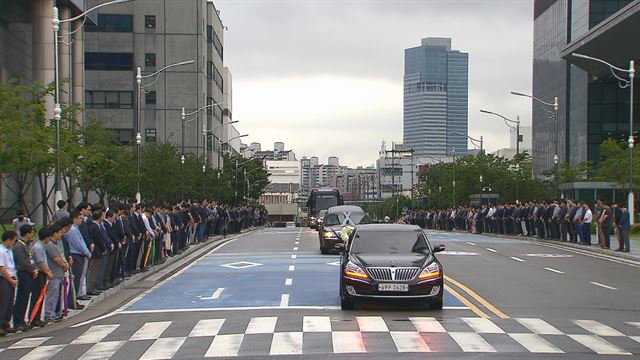 23일 경기 수원시 영통구 삼성전자 본사에서 직원들이 강진구 전 삼성전자 회장 운구 차량을 향해 애도를 표하고 있다. 삼성전자 제공