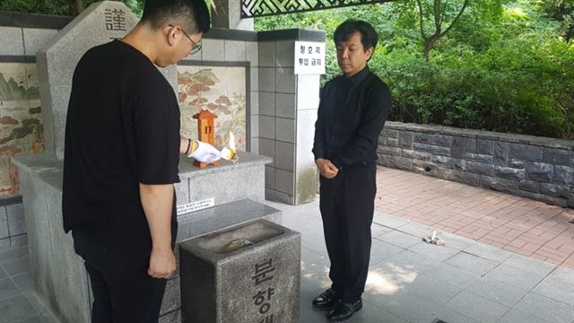 무연고 사망자 화장과 장례가 모두 끝나고 고인의 위패를 태우는 모습. 이상무 기자