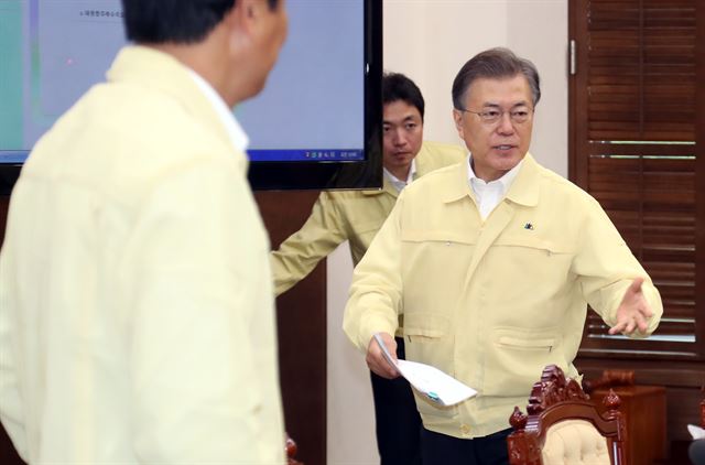 문재인 대통령이 24일 오전 청와대 여민관에서 열린 수석보좌관회의에 참석하기 위해 입장하고 있다. 연합뉴스