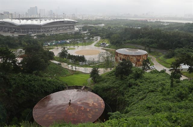 지난 41년동안 '1급 보안시설'로 통제되었던 마포 석유비축기지가 북합문화시설로 재탄생해 다음달 1일 개장한다. 사진은 24일 공개된 문화비축기지의 모습. 2017.8.24 서울=연합뉴스