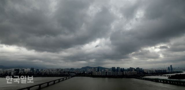 전국에 비가 내린 24일 서울 여의도 63빌딩 전망대에서 바라본 하늘에 먹구름이 가득하다. 이날 수도권과 강원 일부 지역은 호우특보 또는 강풍주의보가 내려지는 등 오락가락한 날씨를 보였다. 반면 울산 낮 최고기온이 36.1도까지 치솟는 등 남부지방에서는 폭염이 기승을 부렸다. 배우한 기자