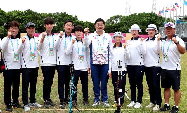 23일 대만 타이베이 하계 유니버시아드 양궁 컴파운드 단체전에서 금메달을 딴 여자대표팀과 동메달을 딴 남자대표팀이 함께 파이팅하고 있다. 대한체육회 제공