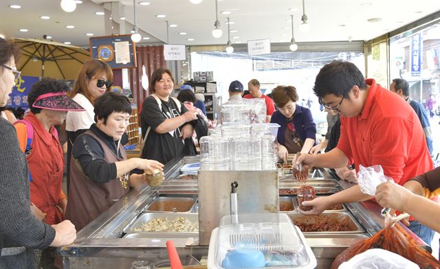 지난해 열린 강경젓갈축제를 찾은 관광객들이 젓갈을 구매하고 있다. 논산시 제공