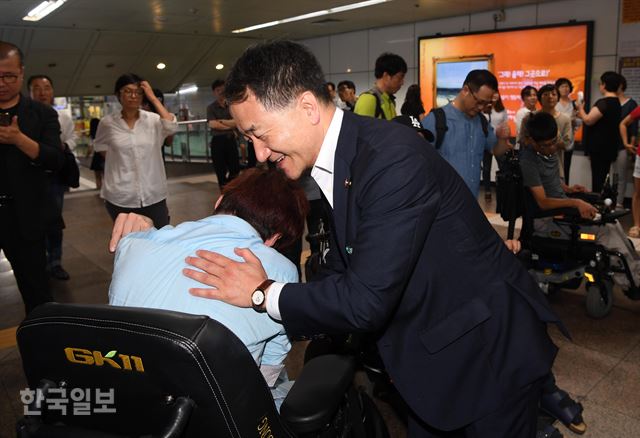 [170825-6] [저작권 한국일보]박능후 보건복지부 장관이 25일 장애인 단체 농성장을 찾아 간담회를 한후 장애인들과 인사 하고 있다. 2017.08.25 신상순 선임기자