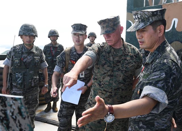 전진구 해병대 사령관(오른쪽부터)과 로렌스 니콜슨 미국 3해병기동군 사령관이 25일 서해 NLL 최전방 말도에서 작전태세를 점검하고 있다. 2017.8.25 [해병대 제공=연합뉴스]