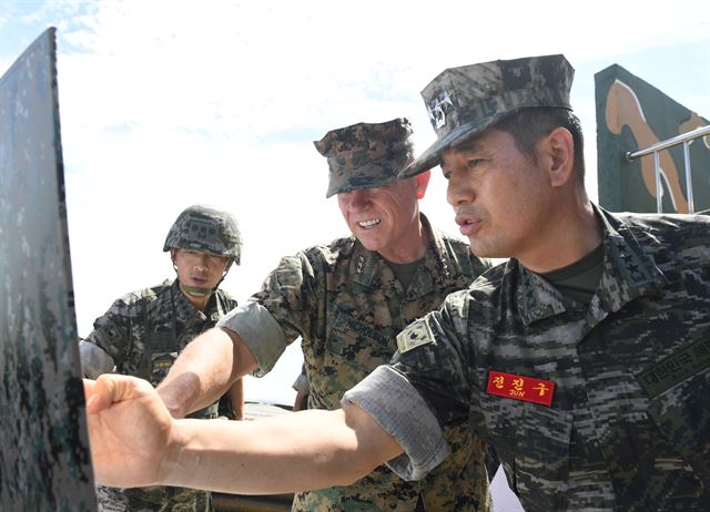 전진구 해병대 사령관(오른쪽부터)과 로렌스 니콜슨 미국 3해병기동군 사령관이 25일 서해 NLL 최전방 말도에서 작전태세를 점검하고 있다. 2017.8.25 [해병대 제공=연합뉴스]