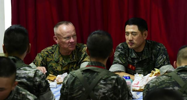 전진구 해병대 사령관과 로렌스 니콜슨 미국 3해병기동군 사령관이 25일 서해 NLL 최전방 말도에서 장병들과 햄버거를 먹으며 대화를 나누고 있다. 2017.8.25 [해병대 제공=연합뉴스]