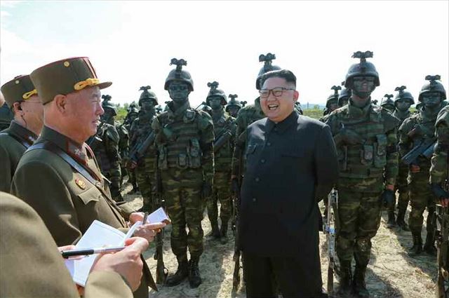 김정은 북한 노동당 위원장이 '선군절'을 맞아 북한군 특수부대의 백령도와 대연평도 점령을 위한 가상훈련을 참관했다고 노동신문이 26일 보도했다. 그림은 노동신문에 실린 사진. 연합뉴스