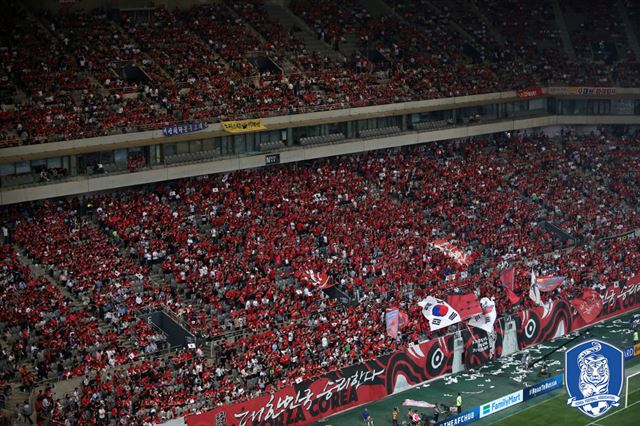 서울월드컵경기장의 붉은 물결. 대한축구협회 제공