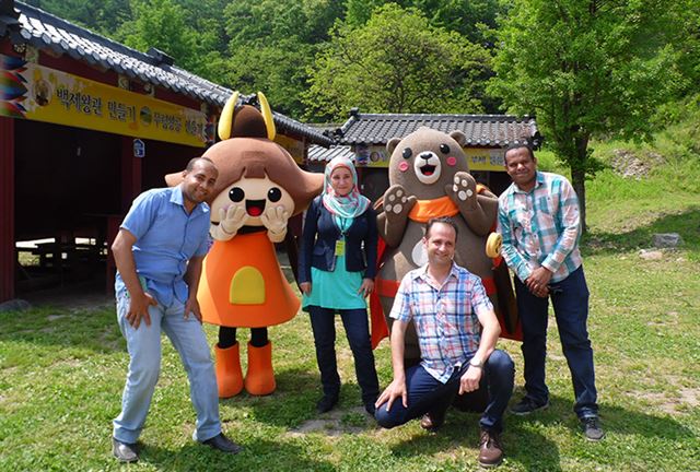 외국 관광객들이 공주시 캐릭터인 '고마곰과 공주' 인형과 기념 촬영을 하고 있다. 공주시 제공