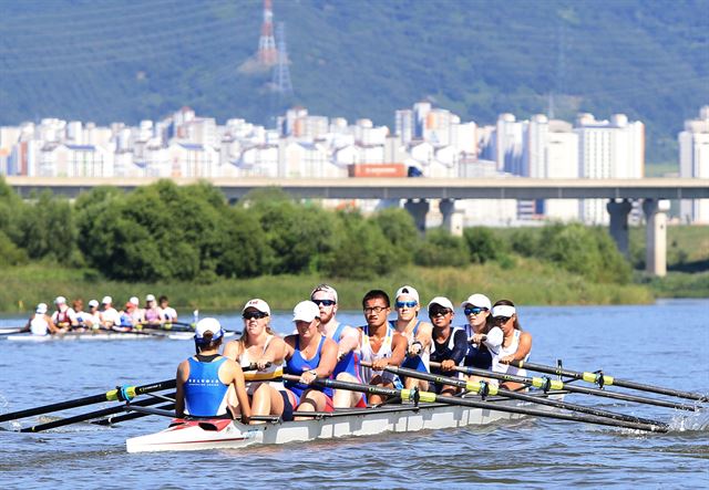 융합팀 선수들이 26일 낙동강조정장에서 노를 힘껏 젓고 있다. 디지스트 제공