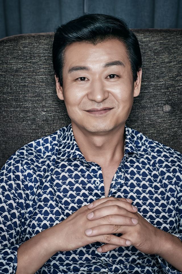 박혁권은 드라마 ‘육룡이 나르샤’에서 화려한 눈 화장으로 눈길 끈 제일검 길태미 역에 대해 “죽기 전까지 다시는 못 만날 파격 캐릭터”라고 말했다.