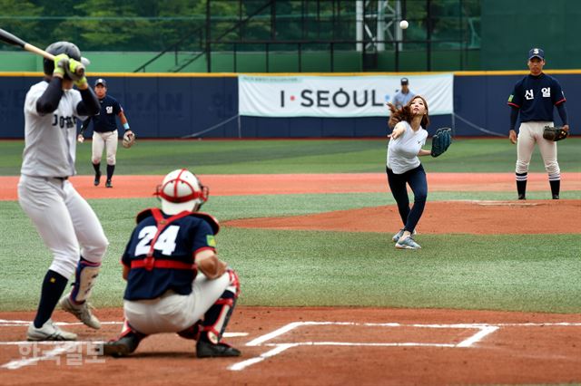 2017 미스코리아 미 김사랑의 시구. 고영권기자