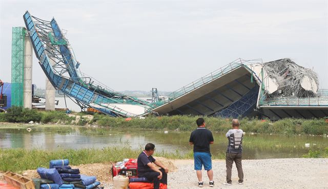 지난 26일 경기 평택시가 건설 중인 평택국제대교(가칭) 건설 현장에서 상판 4개가 붕괴되는 사고가 발생했다. 평택=연합뉴스