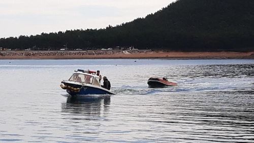 27일 오전 해경이 충남 태안군 해상에서 고장난 레저보트를 예인하고 있다. 태안해경 제공