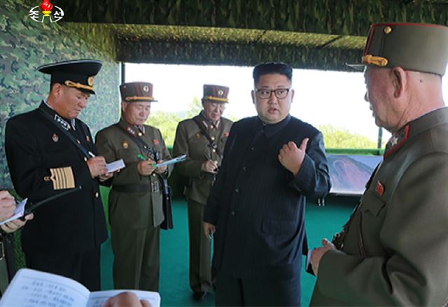 북한 조선중앙TV는 김정은 노동당 위원장이 선군절(8월 25일)을 맞아 북한 특수부대의 백령도와 대연평도 점령을 위한 가상훈련을 참관했다고 지난 26일 보도했다. (출처=조선중앙TV 캡쳐) [뉴시스]