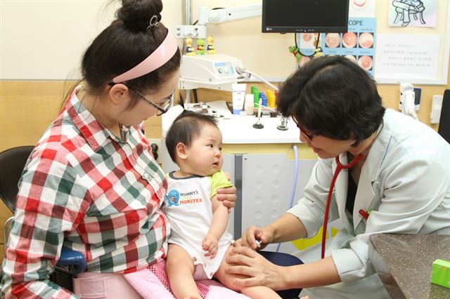 환절기에는 면역력이 떨어져 인플루엔자 등 각종 감염질환에 걸리기 쉽다. 다음달 1일부터 전국 보건소와 병ㆍ의원 등 1만9,000여 곳에서 생후 6~59개월 영ㆍ유아와 65세 고령인에게 인플루엔자무료 예방접종이 이뤄진다. 한국일보 자료사진