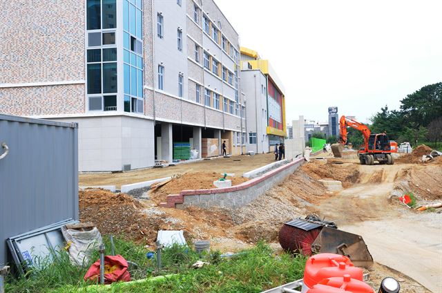 내달 1일 개교 예정인 천안 한들초등학교. 개교 4일 앞두고 있으나 아직도 공사가 한창이다.