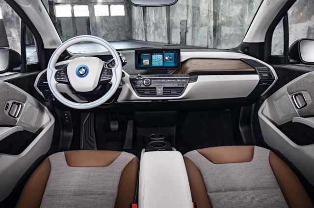 부분변경된 BMW i3의 실내. 사진=BMW 제공