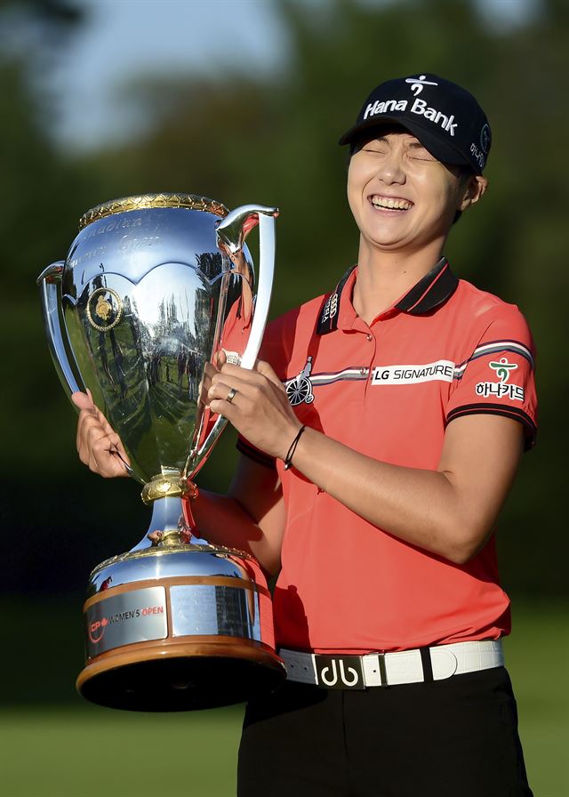 박성현이 28일 캐나다 온타리오주 오타와 헌트 & 골프클럽에서 막 내린 미국여자프로골프(LPGA) 투어 캐나다 퍼시픽 여자오픈에서 우승한 뒤 트로피를 들고 활짝 웃고 있다. 오타와=AP 연합뉴스