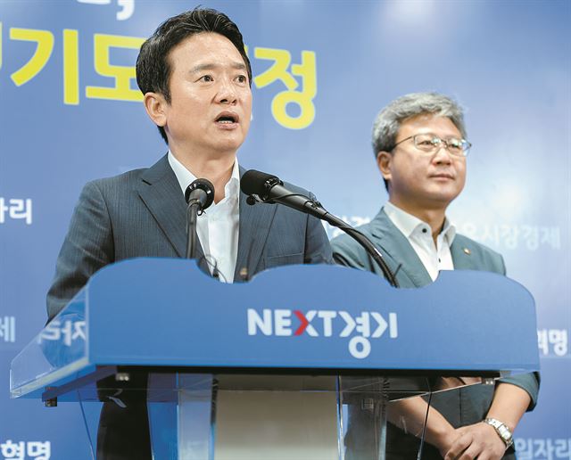 남경필(왼쪽) 경기지사와 채인석 화성시장이 지난달 31일 경기도청 브리핑룸에서 동탄 부영아파트 부실시공에 대한 대책을 발표하고 있다. 경기도 제공