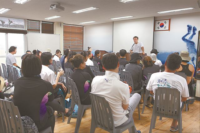 해녀학교에서는 본격적인 물질 수업에 들어가기 전 교실에서 이론 수업이 진행된다. 제주=이소라 기자