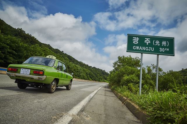 ‘택시운전사’는 녹색의 변주로 메시지를 시각화했다. 쇼박스 제공