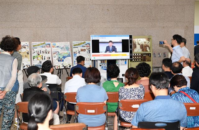 29일 오후 부산시청 1층 대회의실에서 '국회 헌법개정 국민대토론회'이 열린 가운데 자리가 부족해 입장하지 못한 시민들이 회의실 밖에 마련된 화면을 지켜보고 있다.