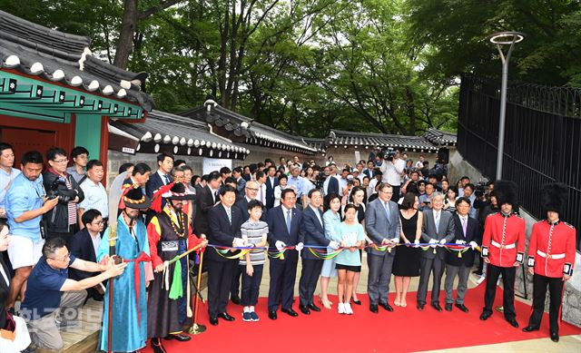 서울시가 1959년 영국대사관이 점유하면서 60여 년간 통행이 제한 되었던 덕수궁돌담길 100m구간의 정비를 완료 하고 정식 으로 개방 했다. 30일 오전 서울 영국대사관 신규후문 앞에서 열린 개방 행사에서 박원순 서울시장과 영국대사등 참가자들이 테이프 커팅을 하고 있다. 2017.8.30.신상순 선임기자 /2017-08-30(한국일보)