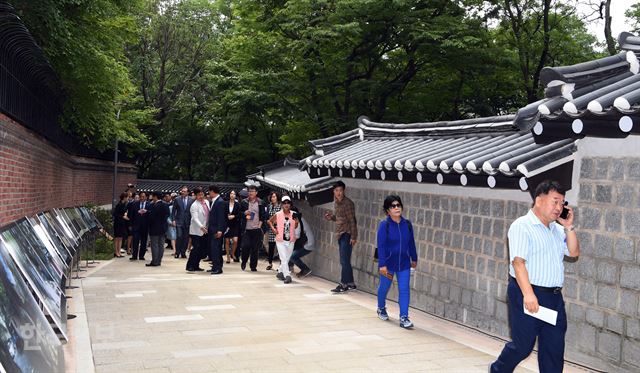 [170830-5] [저작권 한국일보]서울시가 1959년 영국대사관이 점유하면서 60여 년간 통행이 제한 되었던 덕수궁돌담길 100m구간의 정비를 완료 하고 정식 으로 개방 했다. 30일 오전 시민들이 개방된 돌담길을 걷고 있다. 2017.8.30.신상순 선임기자