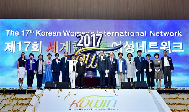 30일 전북 군산시 새만금컨벤션센터에서 열린 '제17회 세계한민족여성네트워크' 대회에서 서진화(왼쪽부터 7번째) 세계한민족여성재단 이사장과 정현백(8번째) 여성가족부 장관, 송하진(9번째) 전북도지사 등 참석자들이 기념촬영을 하고 있다. 다음달 1일까지 진행되는 이번 행사는 '제4차 산업혁명과 여성의 역할'을 주제로 글로벌여성리더포럼, 활동분야 전문포럼 등이 열린다. 여성가족부 제공